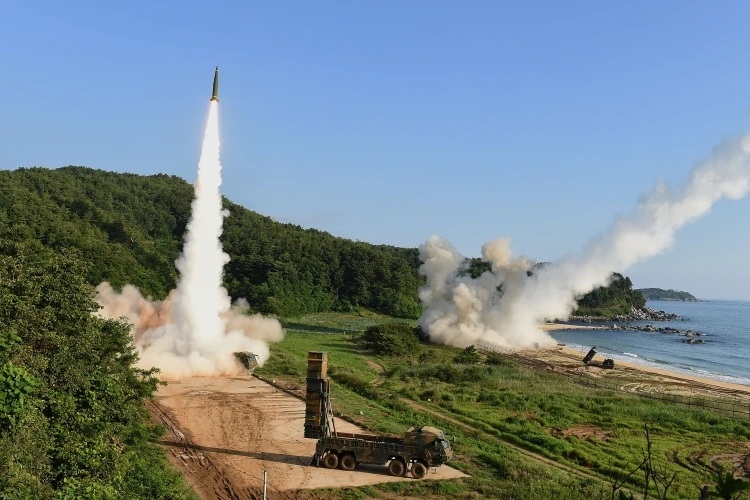 Hàn Quốc phóng loạt tên lửa ngay sau khi Triều Tiên thử ICBM